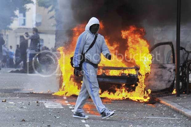 Hackney-Riots-Looter.jpg