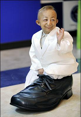 worlds-shortest-man-shoe.jpg